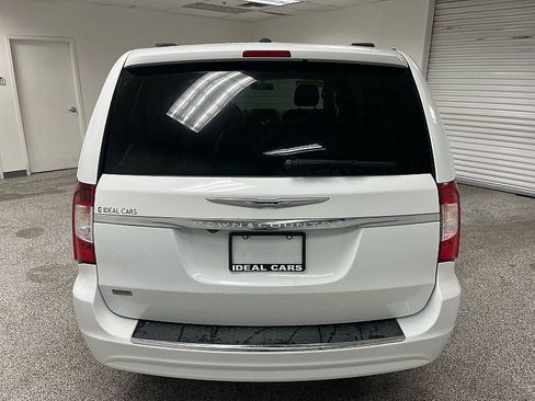 Used 2016 Chrysler Town & Country Touring image 6
