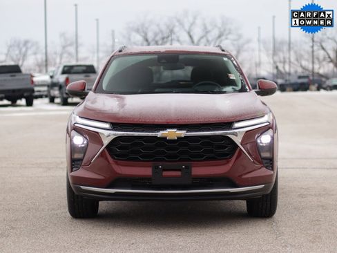 Used 2025 Chevrolet Trax LT w/ LT Convenience Package image 2