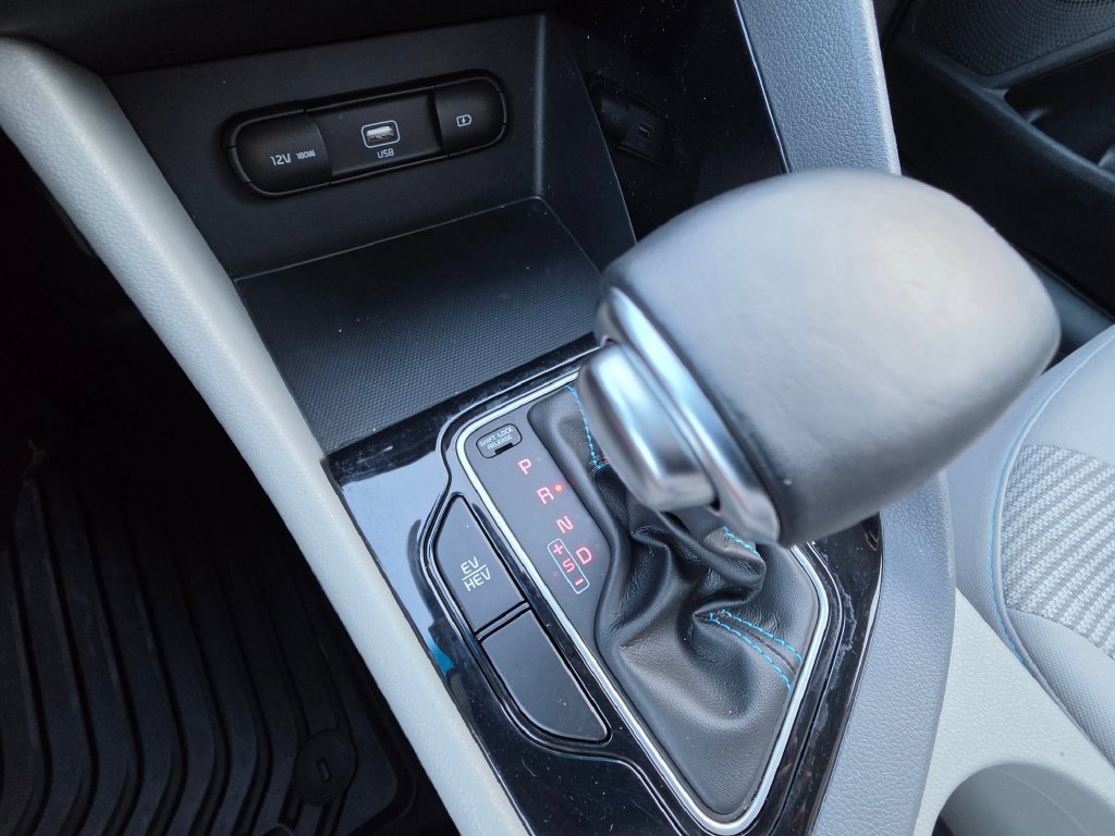 Used 2020 Kia Niro LXS FWD image 33