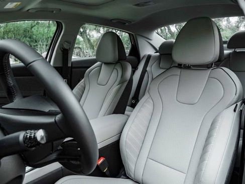 New 2026 Hyundai Elantra Limited FWD image 9