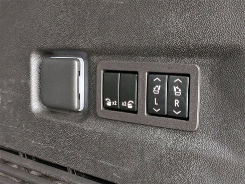 Used 2023 GMC Yukon XL Denali image 10