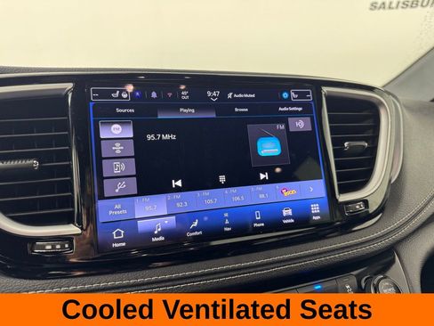 Used 2025 Chrysler Pacifica Limited image 14