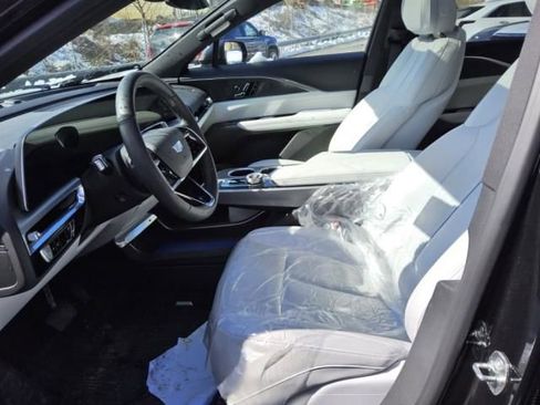 Used 2024 Cadillac Lyriq Luxury image 3