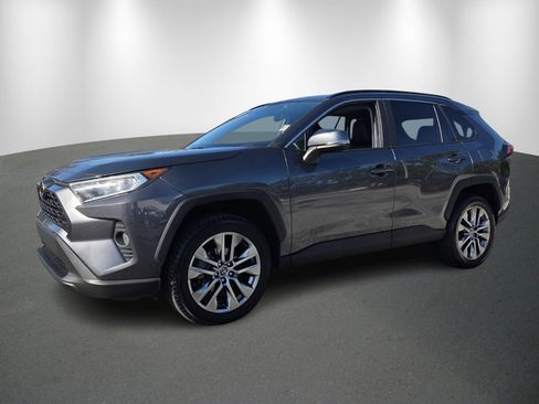 Used 2020 Toyota RAV4 XLE Premium image 3