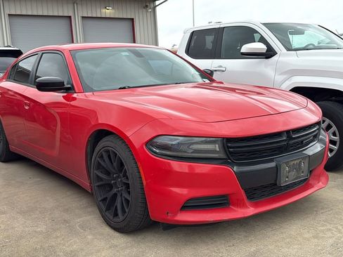 Used 2018 Dodge Charger SXT w/ Blacktop Package RWD image 2