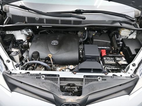 Used 2020 Toyota Sienna L image 15
