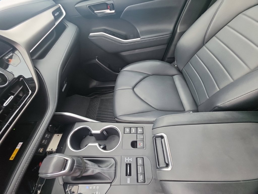 Used 2023 Toyota Highlander XLE AWD/4WD image 24