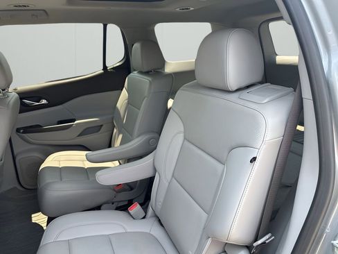 Used 2023 GMC Acadia SLT w/ Preferred Package image 20