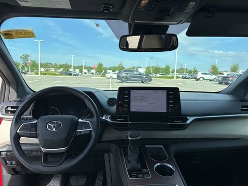 Used 2021 Toyota Sienna XLE FWD image 22