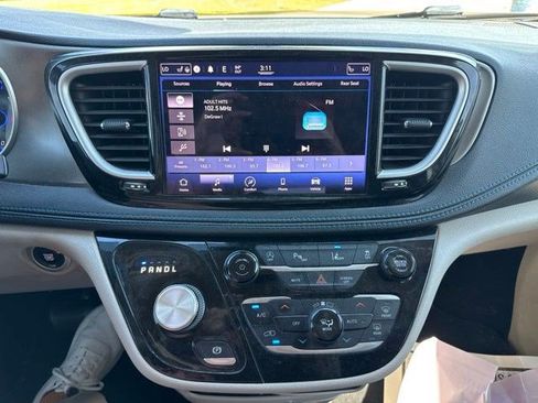 Used 2021 Chrysler Pacifica Touring w/ Uconnect Theater Family Group FWD image 23