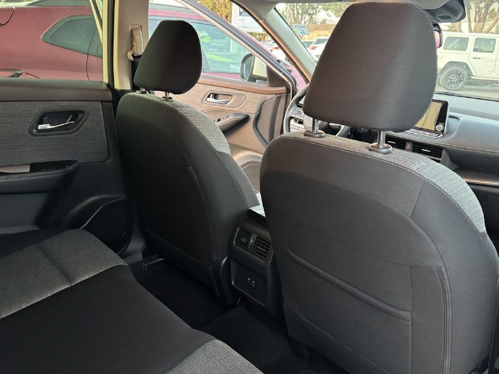 Used 2023 Nissan Rogue SV AWD/4WD image 17