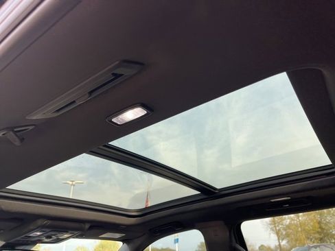 Used 2023 Chevrolet Suburban Z71 w/ Luxury Package image 37