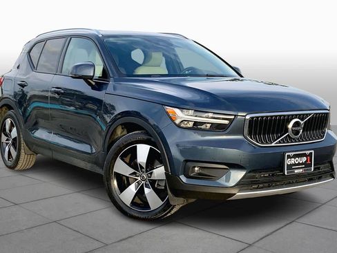 Used 2021 Volvo XC40 T5 Momentum w/ Premium Package image 2