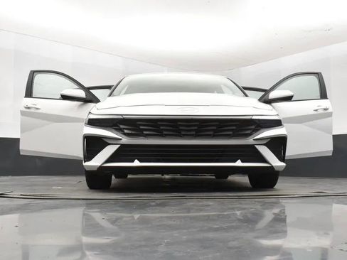 Used 2024 Hyundai Elantra SEL image 11