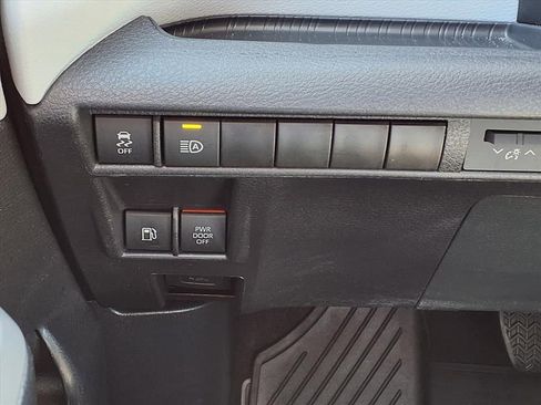 Certified 2025 Toyota Sienna LE image 24