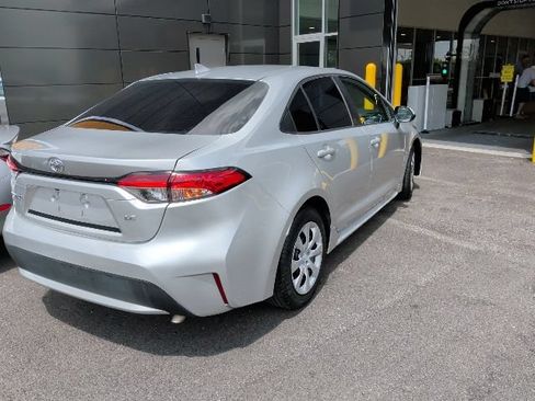 Used 2020 Toyota Corolla LE FWD image 3