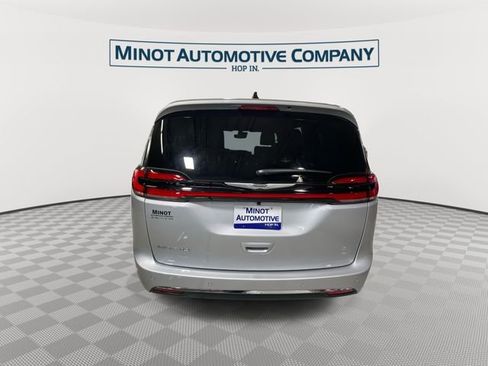 New 2026 Chrysler Pacifica Select image 7