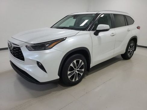 Used 2023 Toyota Highlander XLE AWD/4WD image 11