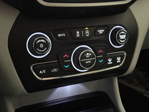 Used 2019 Jeep Cherokee Limited w/ Luxury Group AWD/4WD image 37