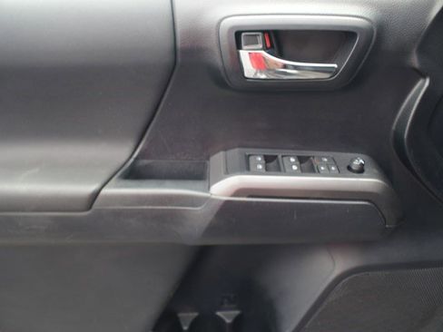 Used 2019 Toyota Tacoma TRD Sport w/ Technology Package AWD/4WD image 28