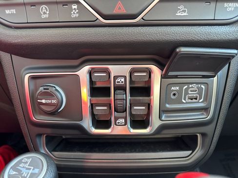 New 2025 Jeep Gladiator Sport image 8