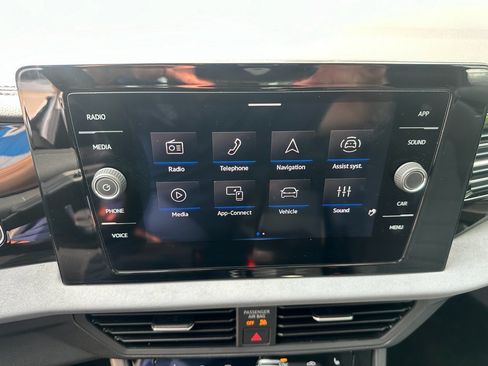 Used 2025 Volkswagen Jetta SE FWD image 12