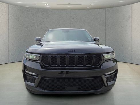 Used 2024 Jeep Grand Cherokee Limited w/ Black Appearance Package AWD/4WD image 12