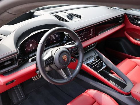Certified 2025 Porsche Macan 4S Electric AWD/4WD image 4
