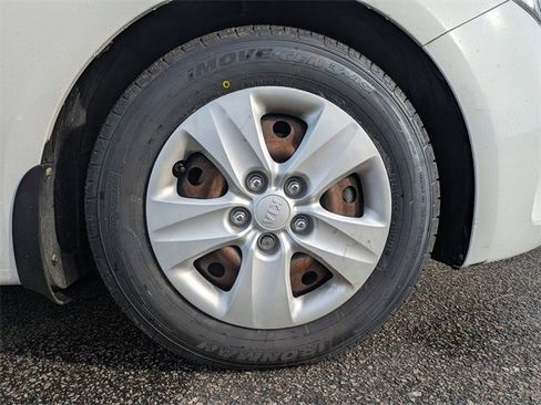 Used 2017 Kia Forte LX image 11