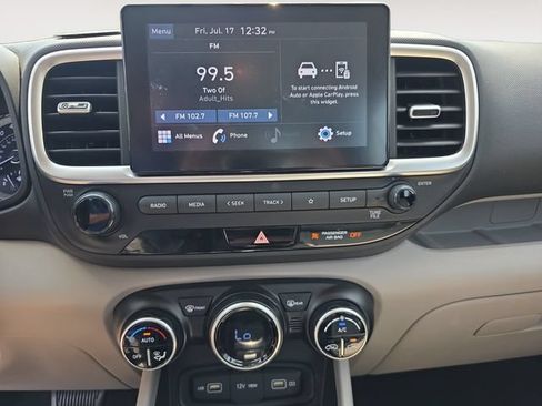 Used 2022 Hyundai Venue SEL FWD image 8