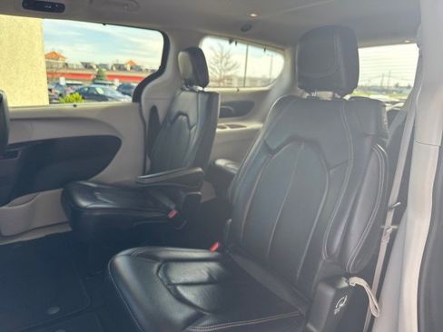 Used 2022 Chrysler Pacifica Touring-L image 6