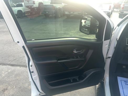 Used 2019 Nissan Titan SV w/ SV Convenience Package image 12