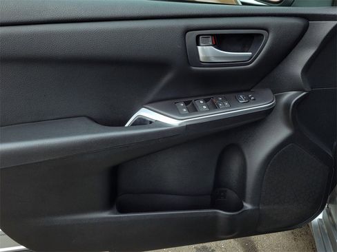Used 2016 Toyota Camry SE image 10