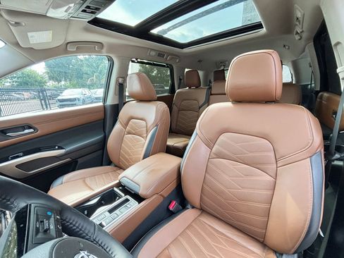 Used 2024 Nissan Pathfinder Platinum w/ Cargo Package FWD image 10