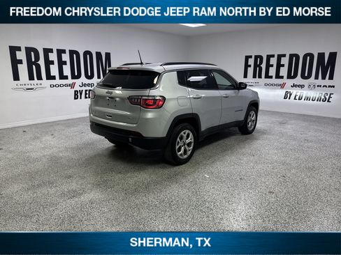 Used 2025 Jeep Compass Latitude AWD/4WD image 4