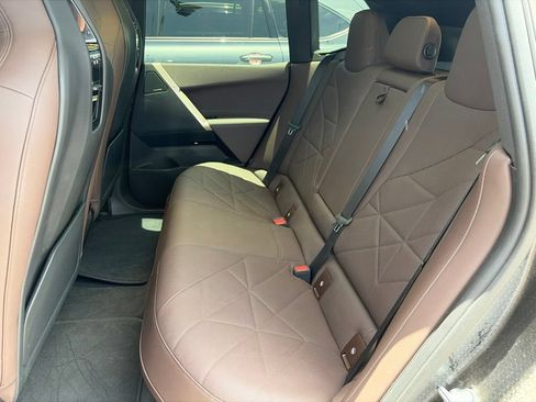 Used 2023 BMW iX xDrive50 w/ Sport Package AWD/4WD image 4