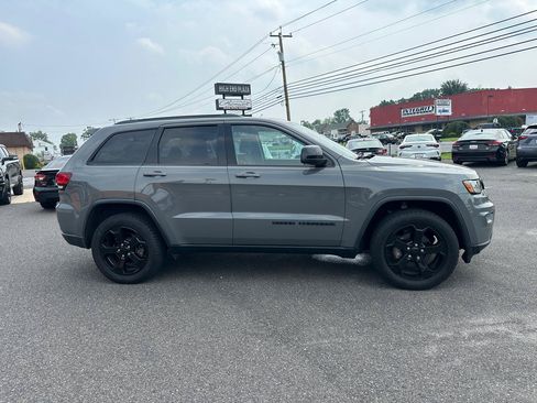 Used 2019 Jeep Grand Cherokee Laredo AWD/4WD image 4