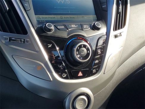 Used 2013 Hyundai Veloster w/ Tech Pkg image 24