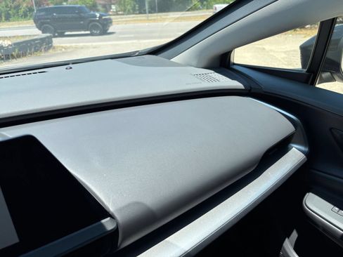 Used 2025 Toyota Prius LE FWD image 31