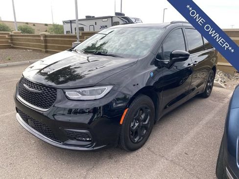 Used 2025 Chrysler Pacifica Premium FWD image 2