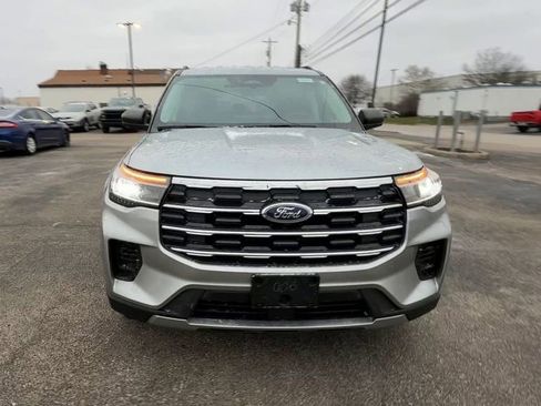 Used 2025 Ford Explorer Active AWD/4WD image 3