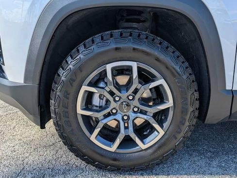 Used 2025 Chevrolet Equinox ACTIV w/ Safety and Technology Package AWD/4WD image 6