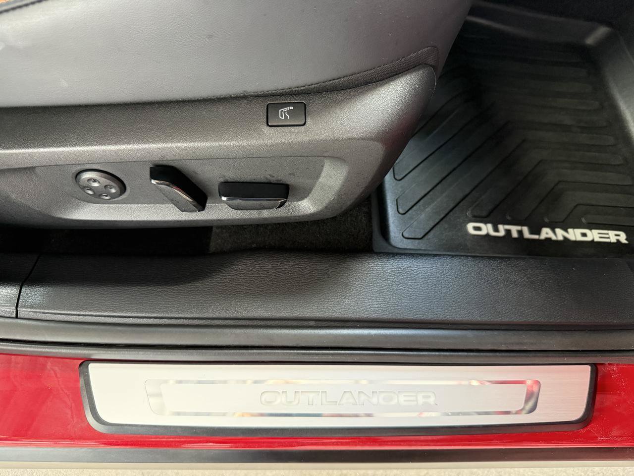 Used 2025 Mitsubishi Outlander SEL AWD/4WD image 32