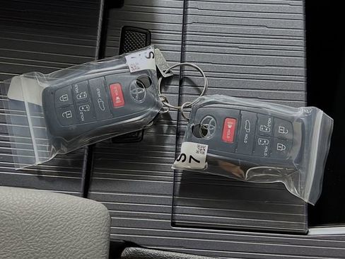 New 2026 Toyota Sienna XLE FWD image 33