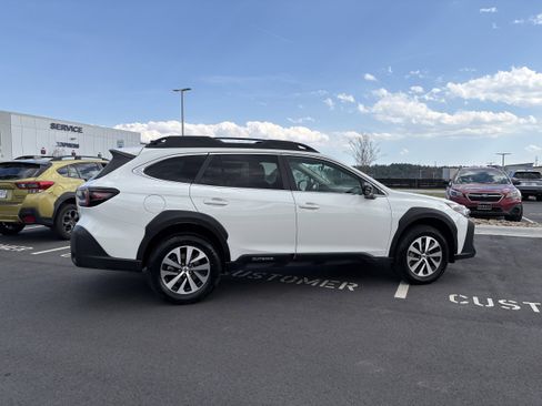Certified 2025 Subaru Outback Premium AWD/4WD image 8