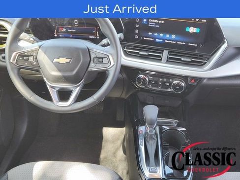 Used 2024 Chevrolet Trax LT w/ Sunroof Package image 36