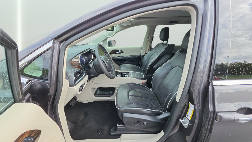Used 2023 Chrysler Pacifica Limited w/ Uconnect Theater Family Group FWD image 11