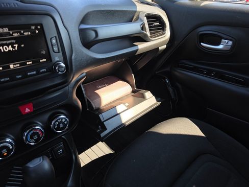 Used 2017 Jeep Renegade Altitude FWD image 29