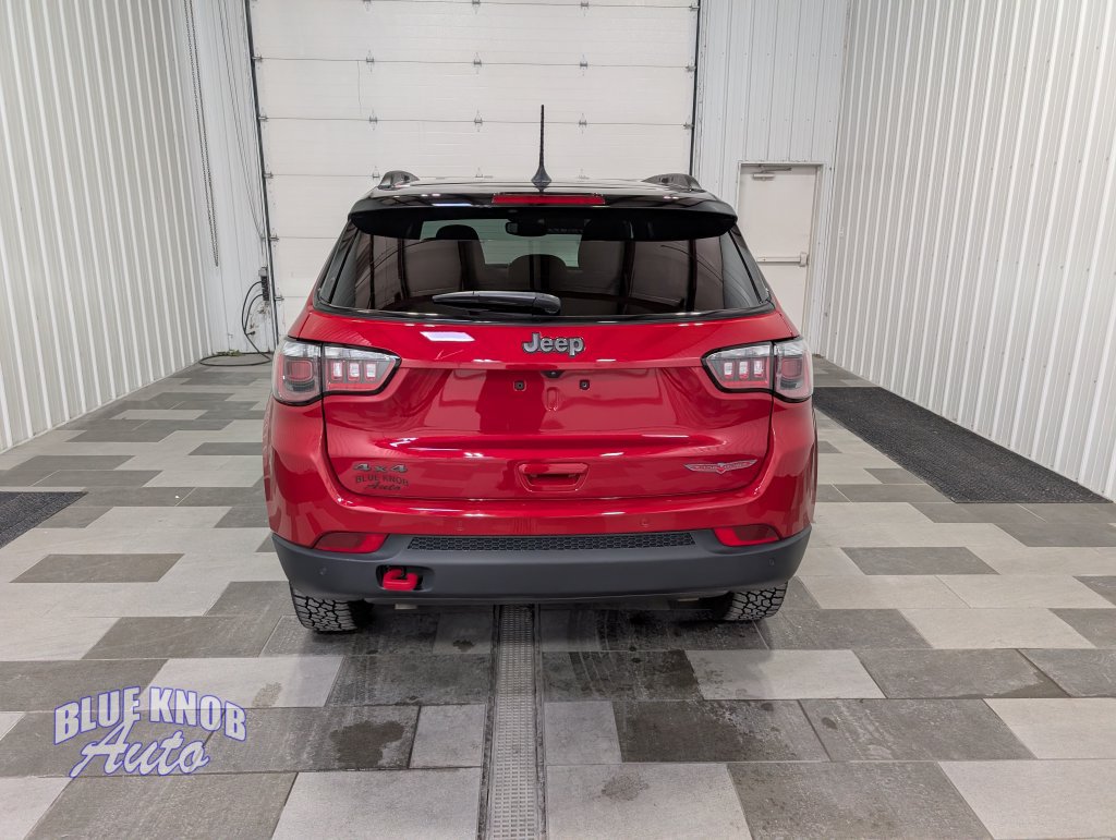 Used 2025 Jeep Compass Trailhawk AWD/4WD image 3