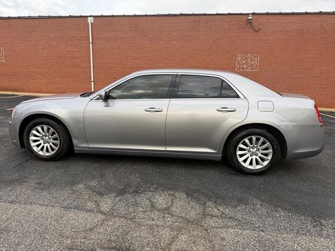 Used 2014 Chrysler 300 RWD image 8